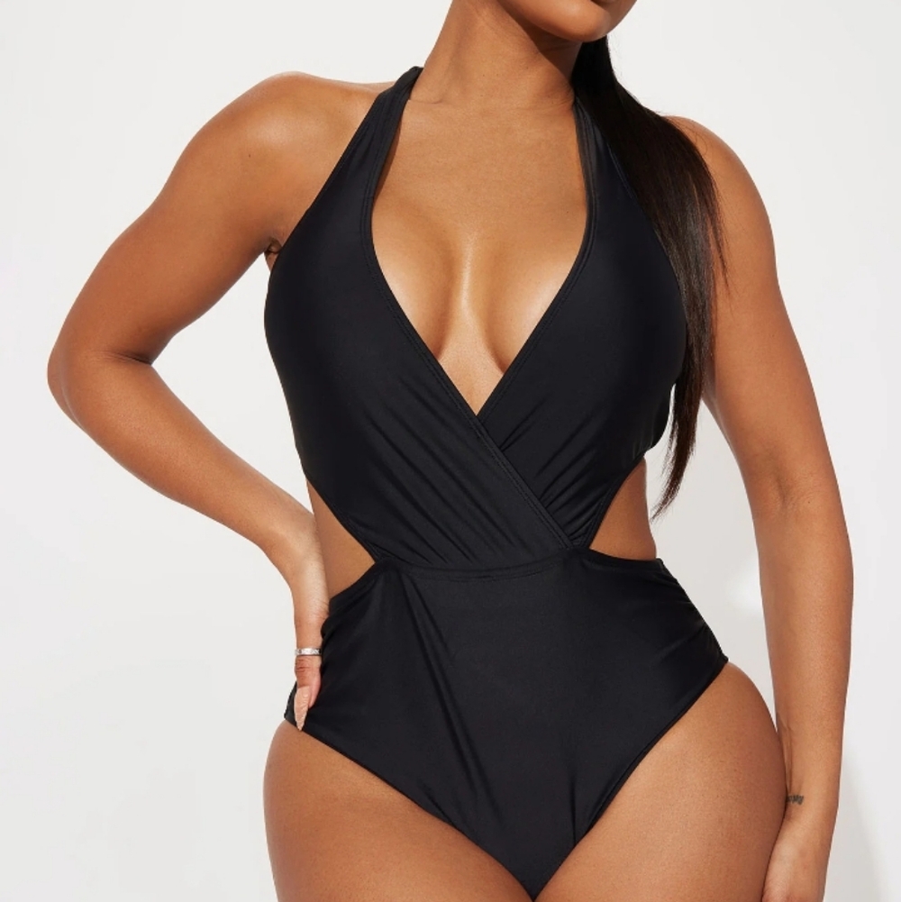NWOT Black Halter One-Piece Swimsuit - Stylish Cutout Swim SIZE MEDIUM